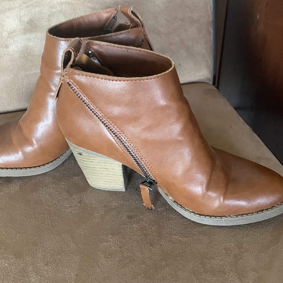 Ladies tan ankle boots - Picture 2 of 4